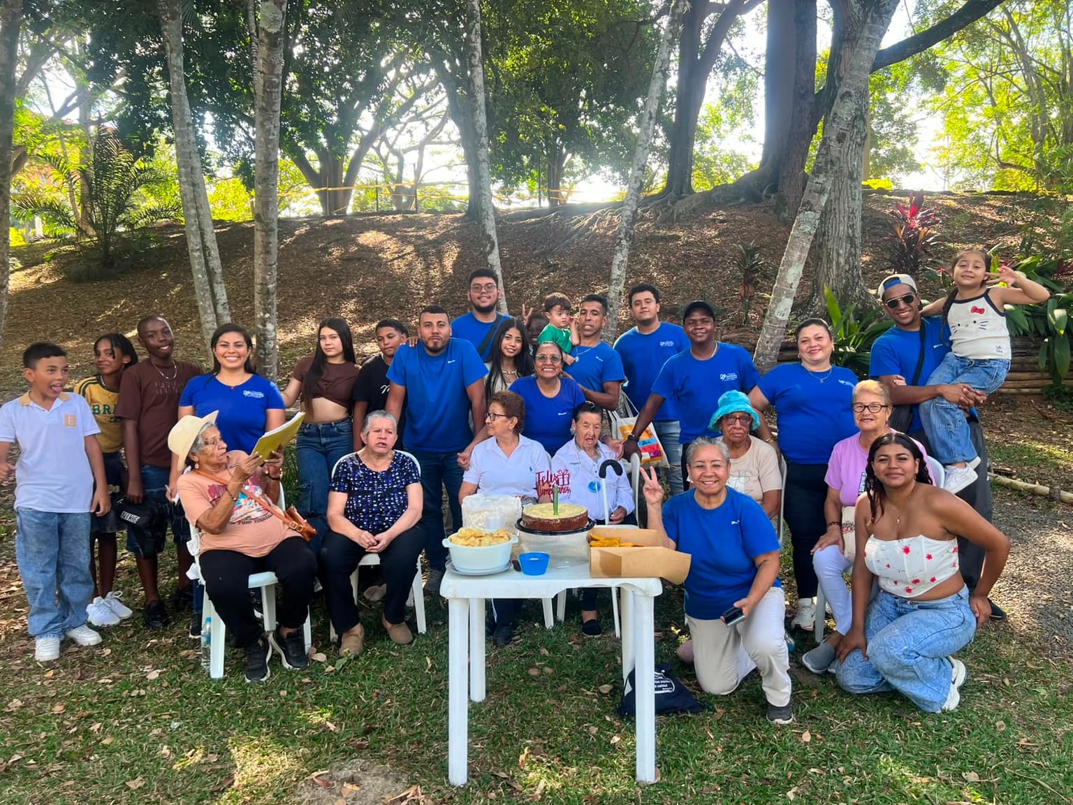 Integrantes de los cuatro programas de la Fundación —niños, jóvenes, adultos y personas mayores— reunidos con los voluntarios durante una celebración al aire libre.