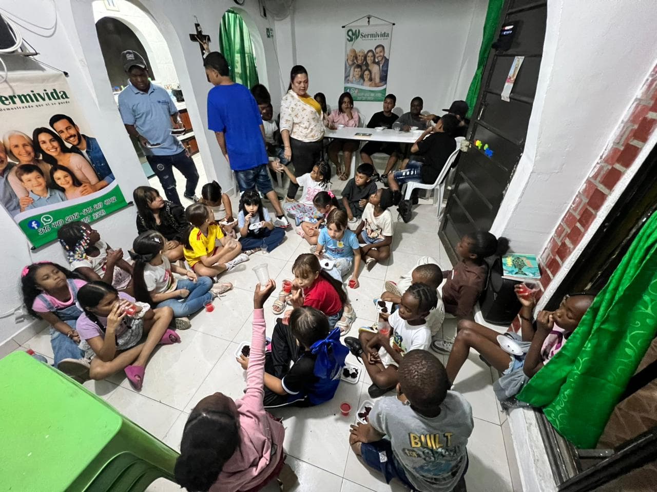 Niños y niñas del programa Semillitas compartiendo una merienda durante una sesión en la sede de la Fundación.